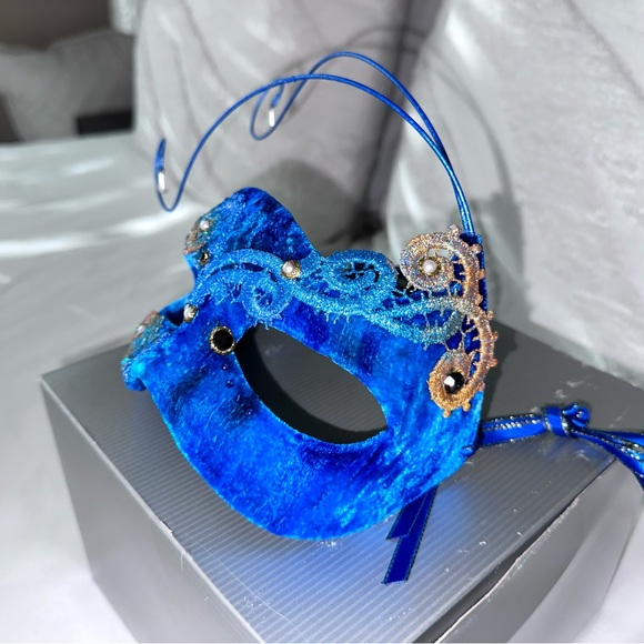 Cirque Du Soleil Mask by Judith Rauchfuss - Picture 8 of 14